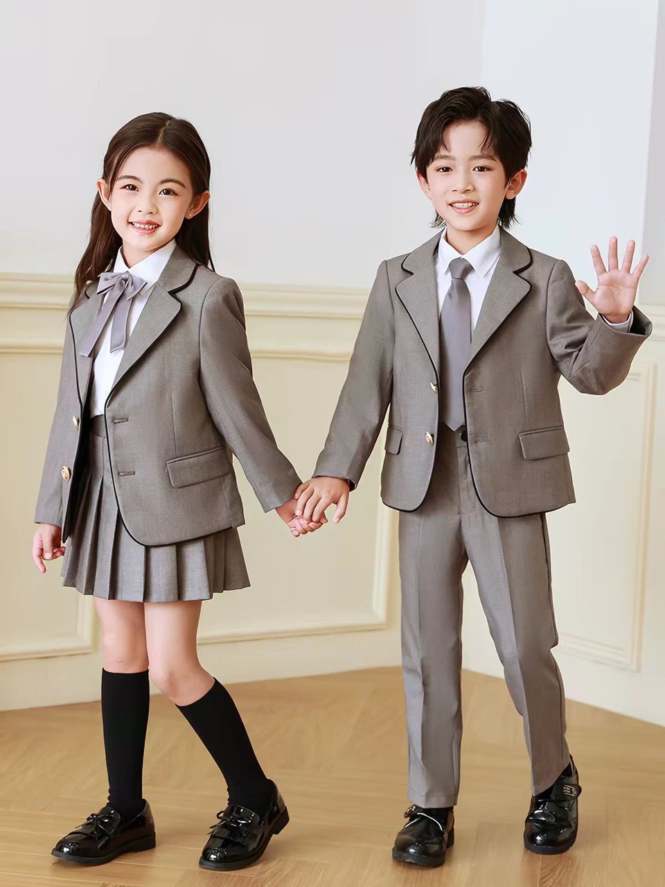 ダークパイピングのグレーブレザー制服